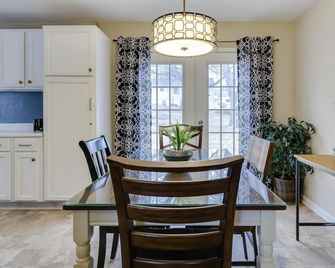 Home Away From Home! Clean & Comfy 2-bedroom Home - St Joseph - Jídelna