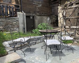 Petit Mazot au Milieu des Vignes à Plan Cerisier - Martigny-Combe - Patio