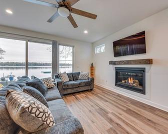 Lakefront Burlington Vacation Rental Doc - Burlington - Living room