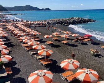 Hotel Tirreno - Lavagna - Pláž