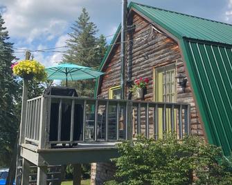 Rustic and charming apartment above detached log garage. 10 mins frombrA.S.V. - Laurens - Edificio