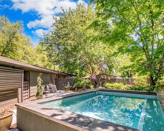 The East End Retreat - Boise - Pool