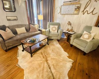 Cottage with Hot Tub and Pool Bandera, TX. - Bandera - Sala de estar