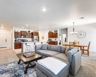 Year-Round Yuma Escape Near Dtwn Pets Welcome! - Yuma - Living room