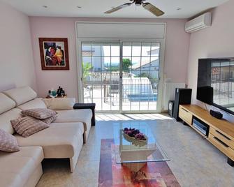 Magnífica y Espaciosa Villa con Piscina y Jardin - Sitges - Wohnzimmer
