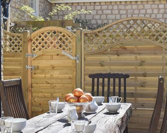 Borough Beck Cottage - Helmsley - Patio