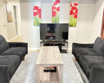 Beautiful 2 bedrooms Basement suite - Airdrie - Wohnzimmer