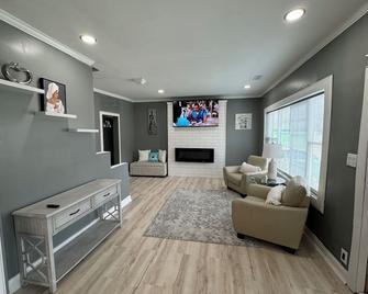 Spacious 4-bedroom house in marvelous Dolton with WiFi, AC - Dolton - Living room