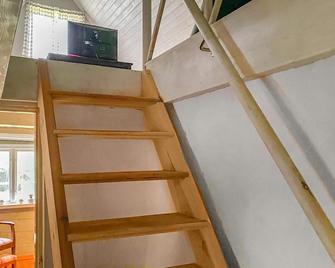 3 Bedroom Cozy Home In Laerbro - Lärbro - Stairs