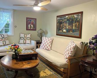 Historic Hideaway - Avon - Living room