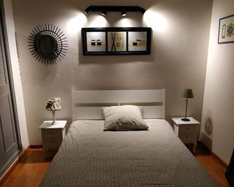 Close to Nimes, the calm of a village in a beautiful villa with swimming pool. - Saint-Mamert-du-Gard - Habitación