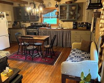 Charming 3-bedroom farmhouse in welcoming Skaneateles, short walk to village. - Skaneateles - Keuken