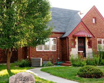 Walnut Place a Charming Home in Historic Valley Junction area of West Des Moines - West Des Moines - Building