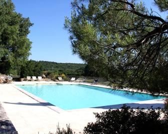 Family home in a charming Gard hamlet close to nature - Lussan - Piscina