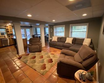Discover Your Convenient Paradise: Minutes from I-65, Cullman, and Boat Launch - Cullman - Living room