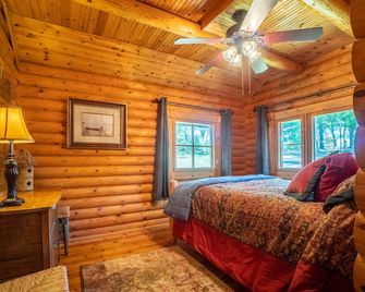 Storybook Alpine Log Cabin -Authentic Piece of Bavarian History on Lake Chatuge - Hiawassee - Bedroom