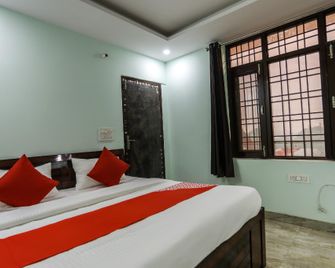 OYO The New View Hotel Near Gnida Office Metro Station - Greater Noida - Schlafzimmer