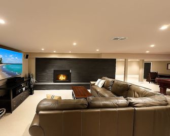 Spacious Home Near Lake Michigan with Peaceful Backyard - Lake Forest - Sala de estar