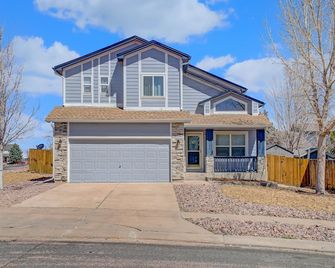 Radiant family home with impeccable design close to USAFA - Colorado Springs - Edificio