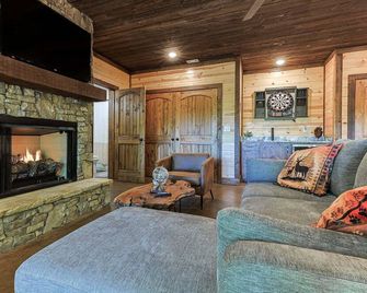 Rugged Trail Oasis: Modern 3BR Cabin w/ 3 Fireplaces & Mountain Views - Morganton - Soggiorno