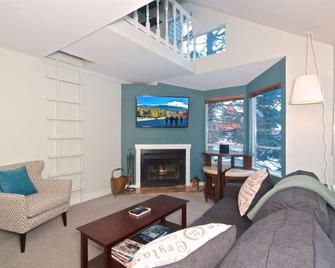 Cute and Cozy Creekside townhouse. Ground floor, easy access, free parking, 100 meters to lifts - Whistler - Living room