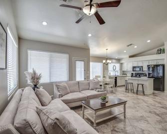 Family Friendly fun! - San Tan Valley - Living room