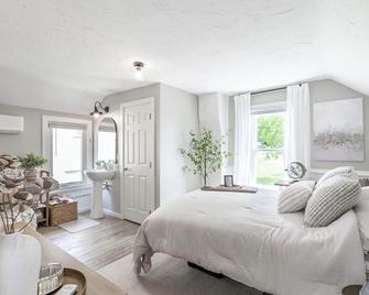 The Poppy Seed Inn -Rose Suite - New Prague - Bedroom