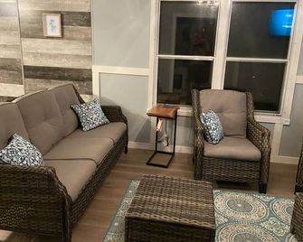 Private Cottage Near The Lake with 3 bedrooms, 2 baths, and a gameroom! - Adams - Living room