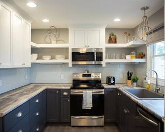 Fully Renovated 2br 1ba Gorgeous Executive Home - Janesville - Kitchen
