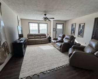 Secluded Elkhorn River Retreat. Full sized home overlooking 250+ acre lake. - West Point - Sala de estar