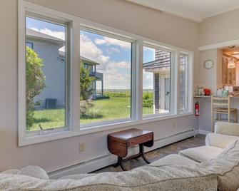 Water-view Beach House in Truro, Great for Groups! - North Truro - Sala de estar