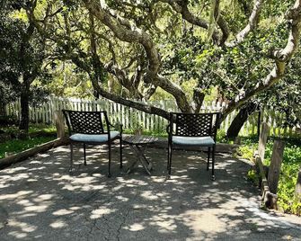 Family & dog-friendly cottage packed with amenities and perks! - Cambria - Patio