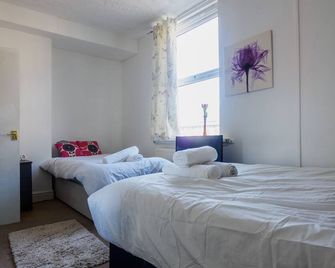 Woodhus Lodge Cosy Large Family Room 4 - Stoke-on-Trent - Bedroom