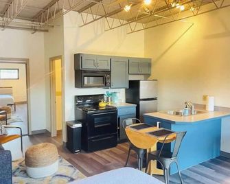 Modern Downtown Studio living! Walker’s paradise! - Tahlequah - Kuchyň