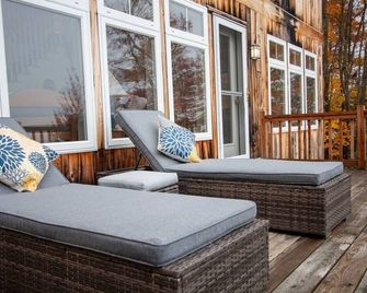 Lakefront Cabin | Boat Dock-Fireplace-Sunset Views - Newport - Balcón