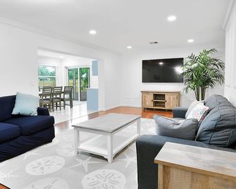 Oasis: Hot tub, fire pit, mini golf, fun! - Vero Beach - Living room