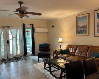 Charming 1-bedroom cottage in enjoyable Sacramento with AC, WiFi - Sacramento