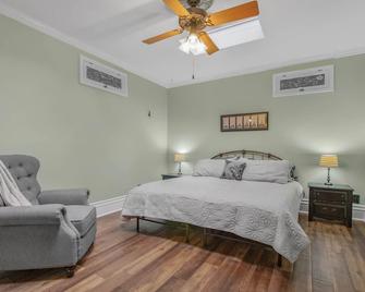 Spacious Irvington Home: Porch and Parking - Indianápolis - Habitación