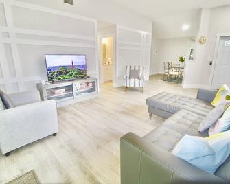 Jupiter Sunshine - Jupiter - Living room