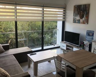 Avrasya Elite B4: Netflix Included Brand New Apt in City Center - Kyrenia - Stue