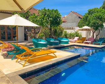 Tír na nÓg Beachfront Resort - Mataram - Pool