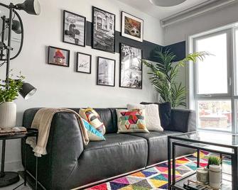 Beautiful King Designer Suite with Office Gym indoor Parking - Montreal - Sala de estar