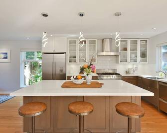 Private & Sunny Coastal Retreat - Gibsons - Kuchyň