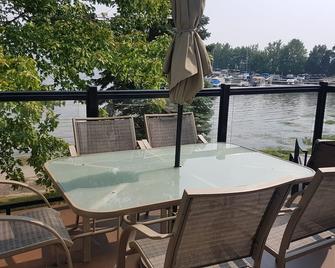 Stopover 109: Our large loft on Lake Champlain - Venise-en-Québec - Balcony