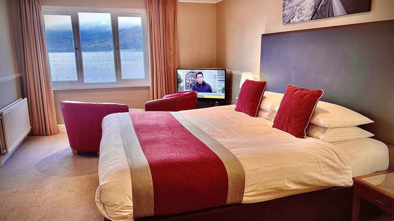 Holly Tree Hotel, Swimming Pool & Hot Tub