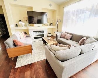 1-Story Cottage 6-min to Beach & Old Town Ventura - Ventura - Living room