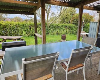 Warm calm peaceful Farmstay Rotorua with Wi-Fi (but kids don't need to know!) - Hamurana - Patio