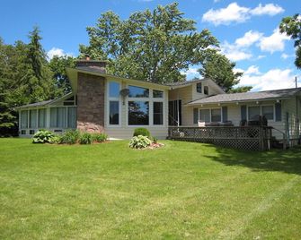 Fenelon Falls Getaway Waterfront Cottage - Fenelon Falls - Building