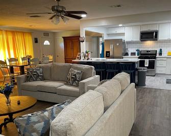 The Fun House! with Master Suite and open common areas 4BR/2BA - Sulphur - Living room