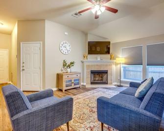 Pet-Friendly Texas Retreat with Fenced-In Yard! - Bryan - Living room